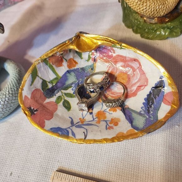 DECOUPAGE BIRDS AND FLOWERS ON A CLAM SHELL - Picture 8 of 9
